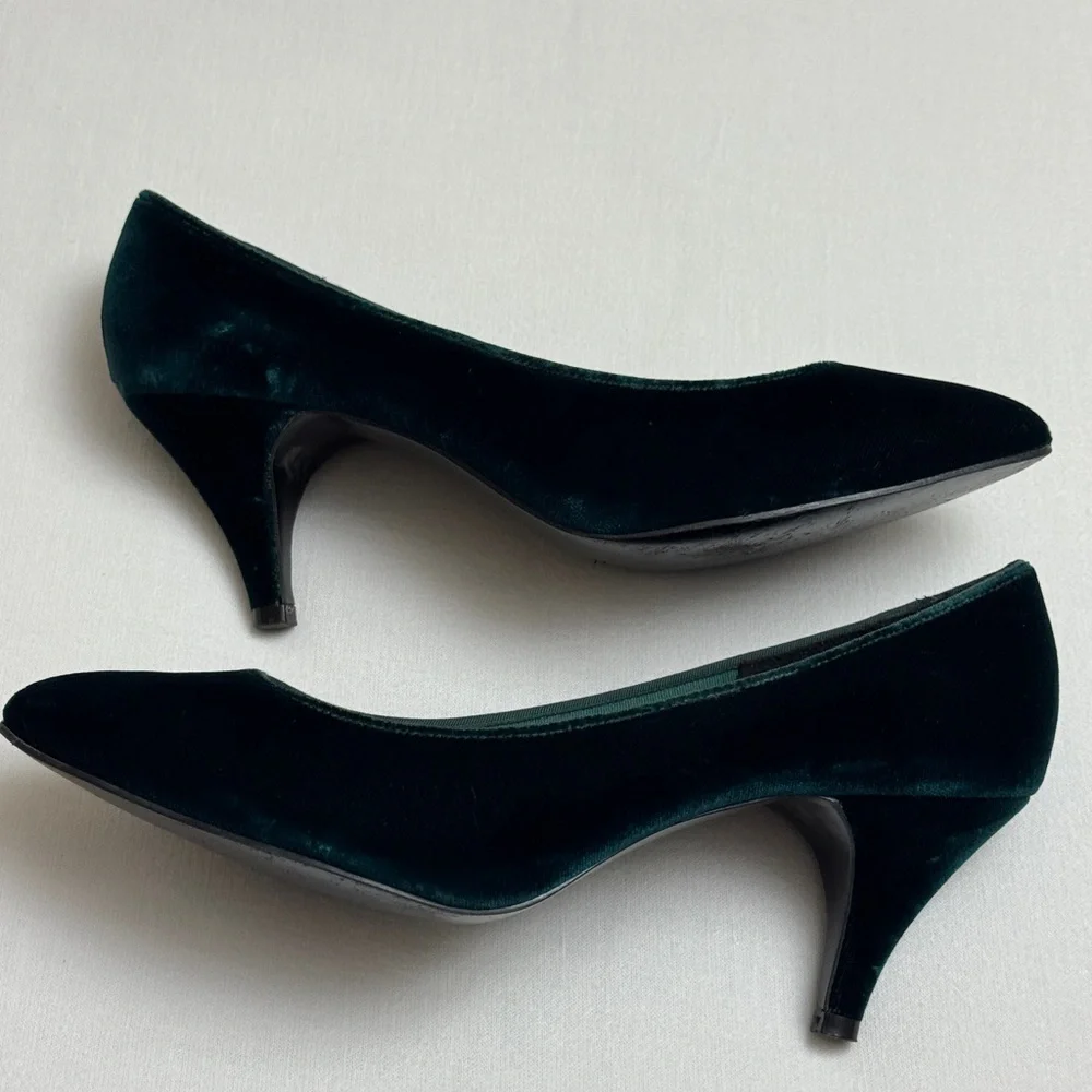 Vintage 90’s Coloriffics Emerald Green Velvet Heels Size 7.5 Classic Holiday